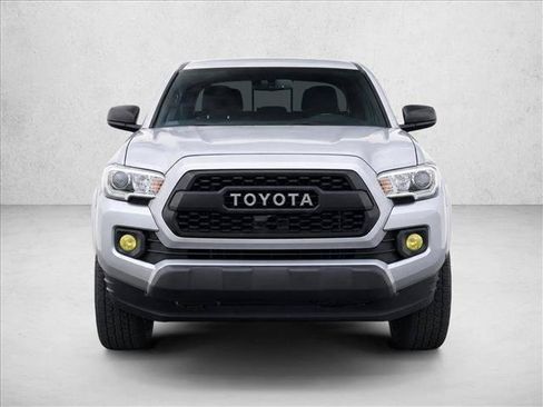 Used 2018 Toyota Tacoma SR5 RWD image 2