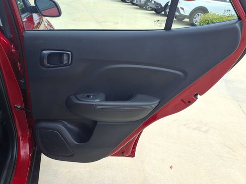 Used 2025 Hyundai Venue Limited FWD image 18