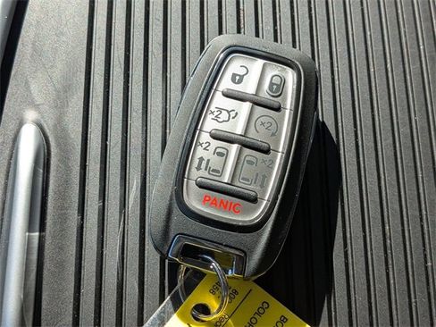 Certified 2024 Chrysler Pacifica Limited image 29