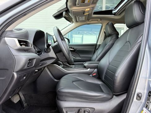 Used 2023 Toyota Highlander XLE image 17