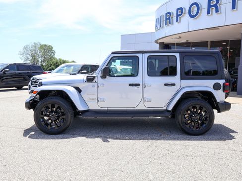 Used 2023 Jeep Wrangler Unlimited Sahara w/ Cold Weather Group AWD/4WD image 2