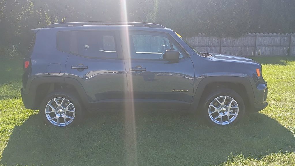 Used 2022 Jeep Renegade Latitude w/ Sun/Sound Group AWD/4WD image 8