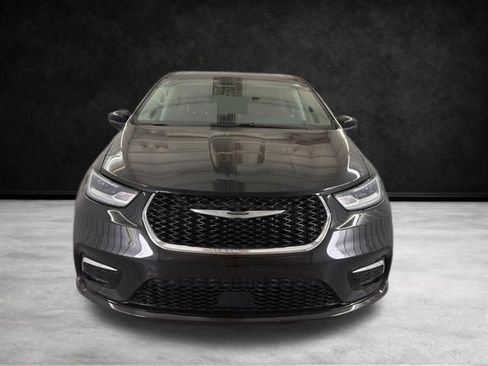Used 2023 Chrysler Pacifica Touring-L image 5