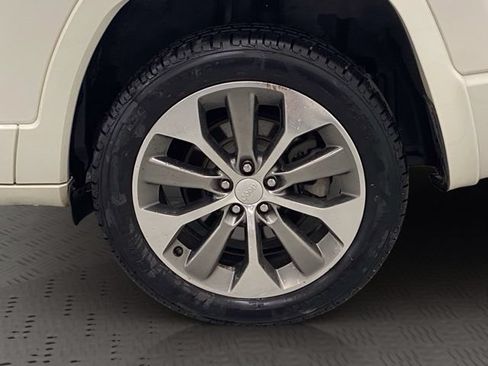 Used 2019 Jeep Cherokee Overland w/ Technology Group AWD/4WD image 38