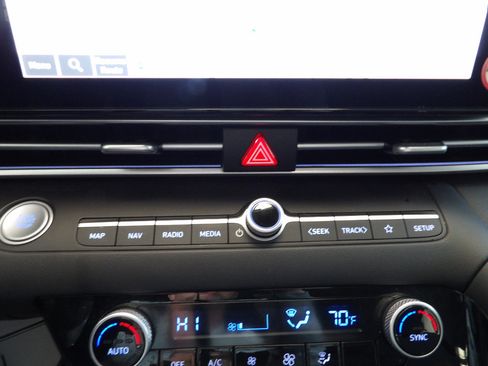 Used 2025 Hyundai Elantra SEL image 34