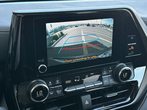 Used 2025 Toyota Highlander LE image 18