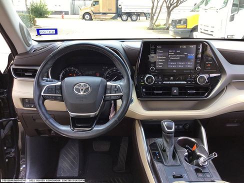 Used 2021 Toyota Highlander Limited FWD image 12