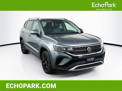 Used 2023 Volkswagen Taos SE w/ Black Wheel Package FWD image 1