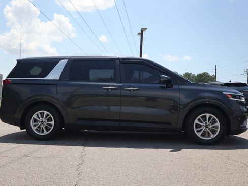 Used 2023 Kia Carnival LX FWD image 6