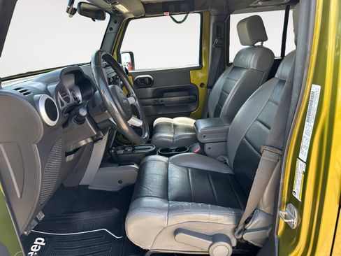 Used 2010 Jeep Wrangler Unlimited Sahara AWD/4WD image 9