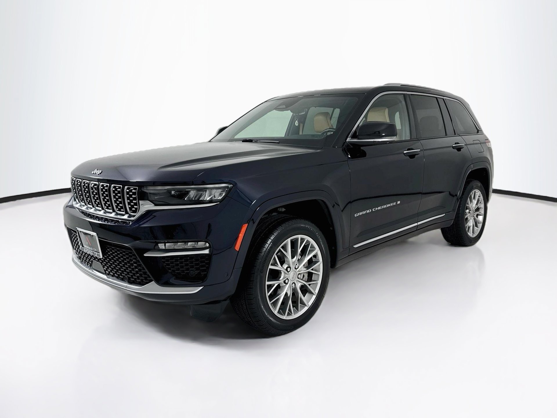 Used 2023 Jeep Grand Cherokee Summit w/ Luxury Tech Group V RWD image 3