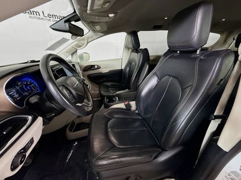 Used 2017 Chrysler Pacifica Touring-L FWD image 20