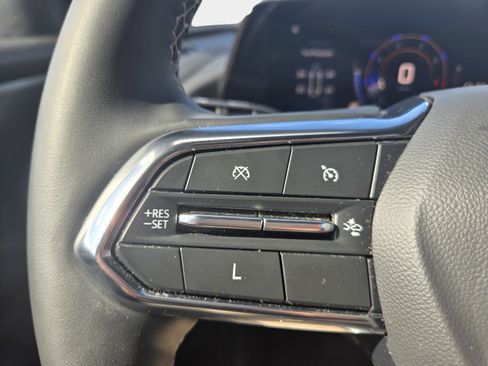 Used 2025 Chevrolet Traverse LT image 13