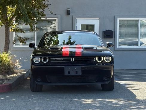 Used 2016 Dodge Challenger SXT image 2