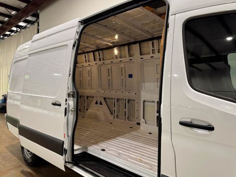 Used 2023 Mercedes-Benz Sprinter 2500 w/ Acoustic Package image 43