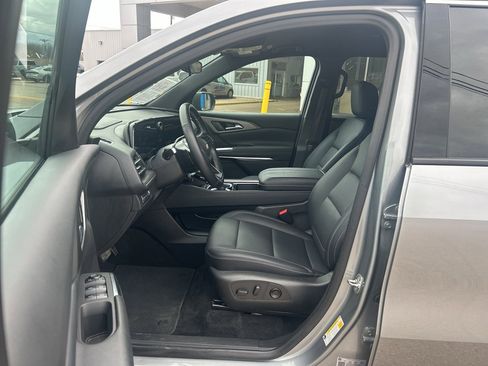 Used 2025 Chevrolet Traverse LT image 4