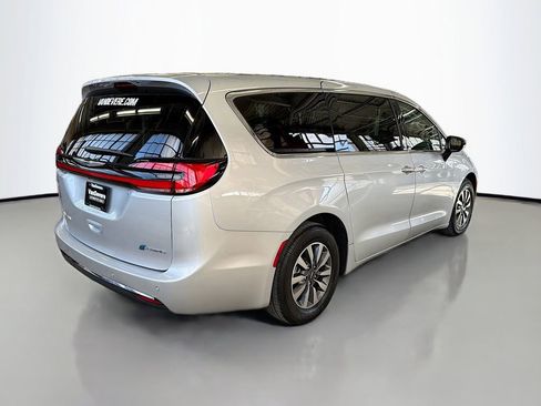 Used 2024 Chrysler Pacifica Limited FWD image 9