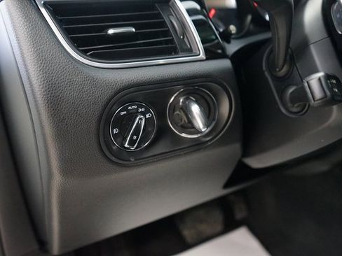 Used 2018 Porsche Macan image 32