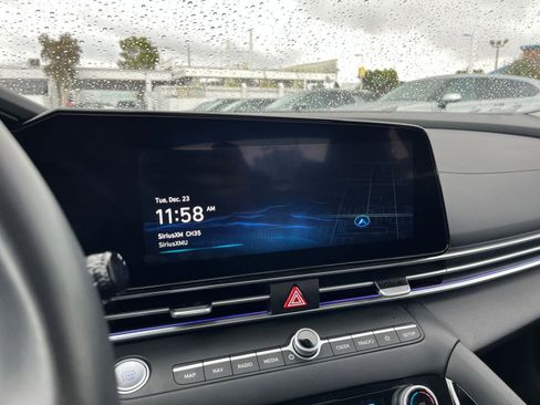 Used 2025 Hyundai Elantra SEL image 21