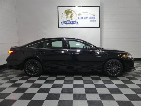 Used 2019 Toyota Avalon XSE image 6
