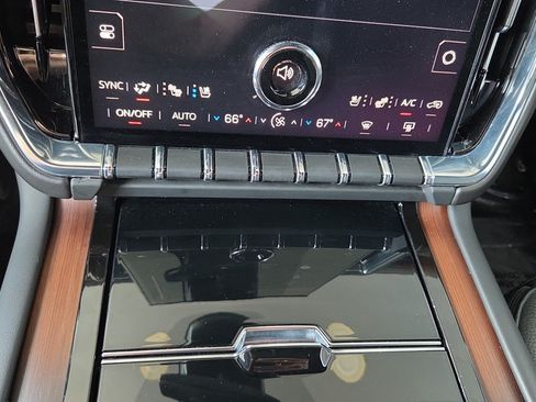 Used 2025 GMC Yukon Denali AWD/4WD image 16