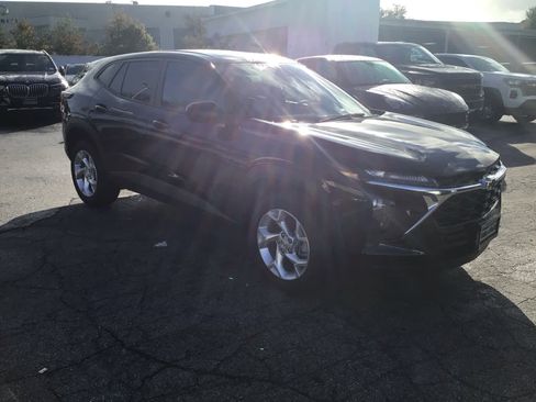 Used 2025 Chevrolet Trax LS w/ LS Convenience Package image 4