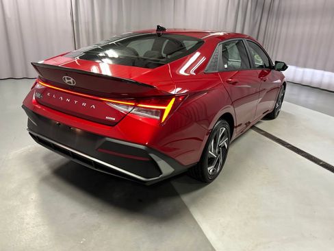 Used 2025 Hyundai Elantra SEL w/ Cargo Package image 7