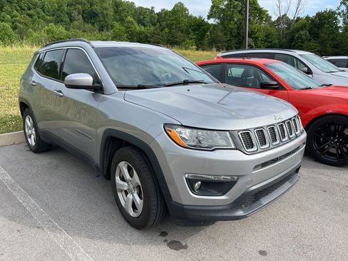 Used 2018 Jeep Compass Latitude w/ Popular Equipment Group FWD image 2