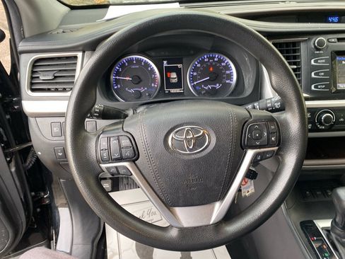 Used 2019 Toyota Highlander LE image 11