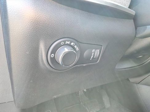 Used 2023 Jeep Compass Sport image 11