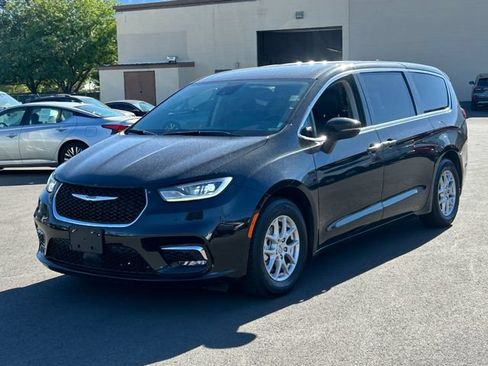 Used 2023 Chrysler Pacifica Touring-L FWD image 8