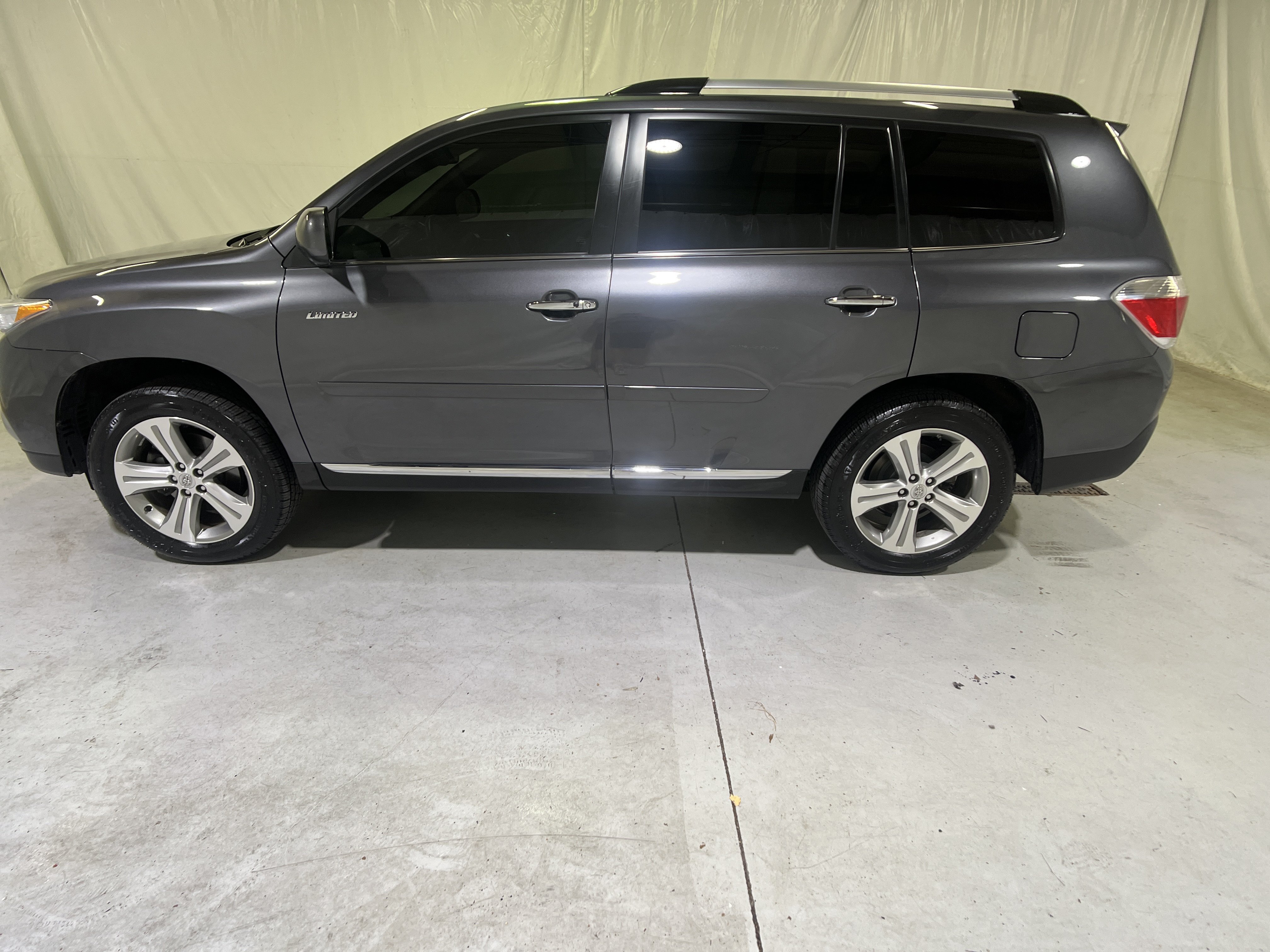 Used 2011 Toyota Highlander Limited w/ Tow Pkg FWD image 7
