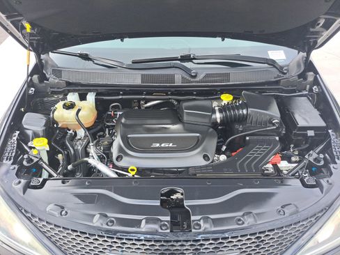 Used 2019 Chrysler Pacifica Touring Plus w/ S Appearance Package image 33