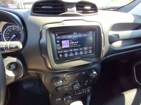 Used 2018 Jeep Renegade Latitude w/ Cold Weather Group AWD/4WD image 20