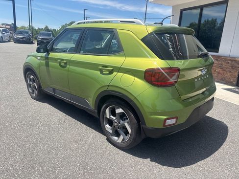 Used 2023 Hyundai Venue SEL FWD image 6