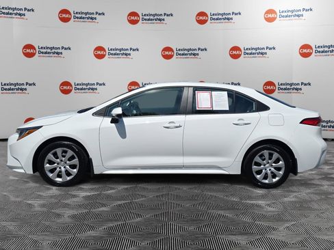 Used 2025 Toyota Corolla LE FWD image 4