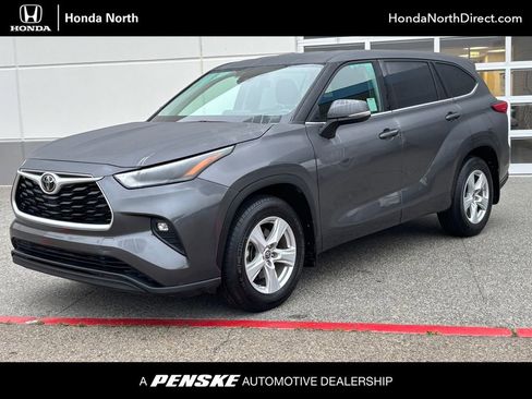 Used 2022 Toyota Highlander LE image 1