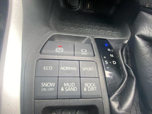 Used 2020 Toyota RAV4 LE w/ Carpet Mat Package AWD/4WD image 23