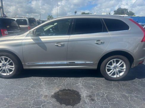 Used 2016 Volvo XC60 T5 Premier w/ Proximity Package image 3