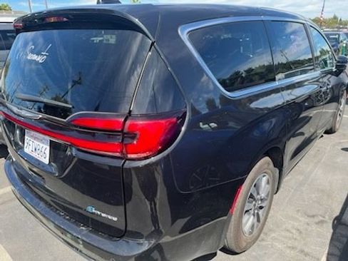 Used 2023 Chrysler Pacifica Touring-L FWD image 4