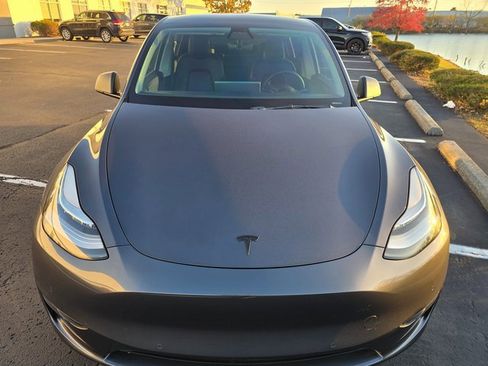 Used 2021 Tesla Model Y Long Range image 12