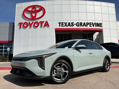 Used 2025 Kia K4 LXS image 2