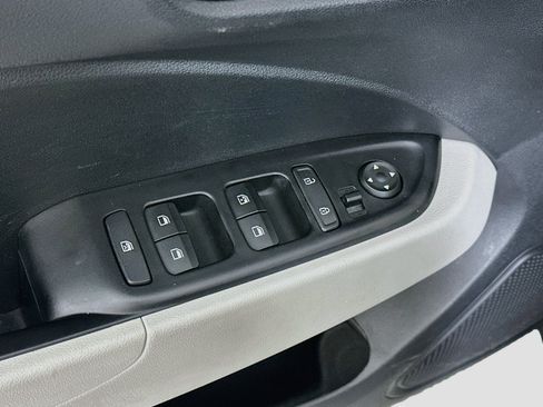 Used 2025 Hyundai Venue SEL FWD image 15