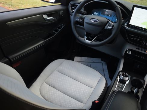 Used 2023 Ford Escape Active w/ Tech Pack #2 image 2