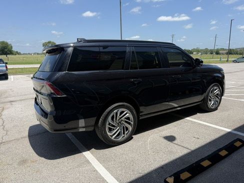 Used 2025 Lincoln Navigator Reserve AWD/4WD image 2