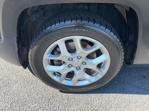Used 2018 Jeep Renegade Latitude FWD image 9