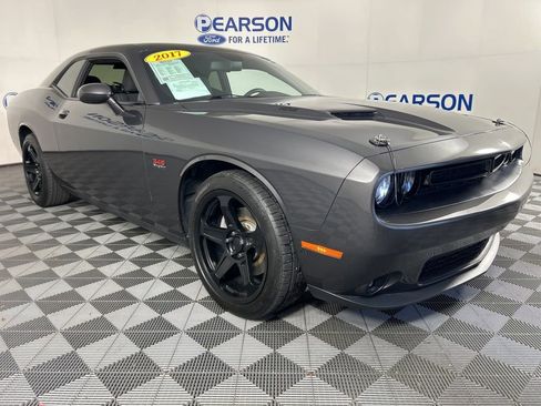 Used 2017 Dodge Challenger R/T image 7