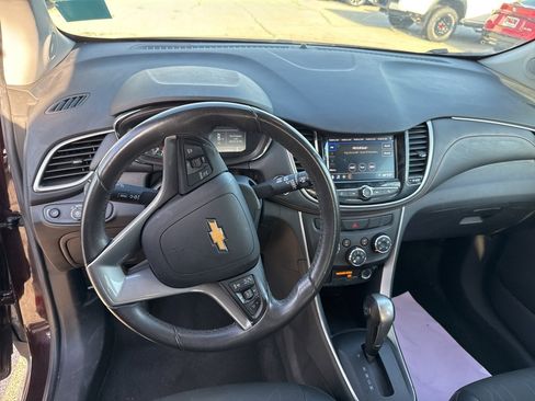 Used 2021 Chevrolet Trax LT w/ LT Convenience Package image 10