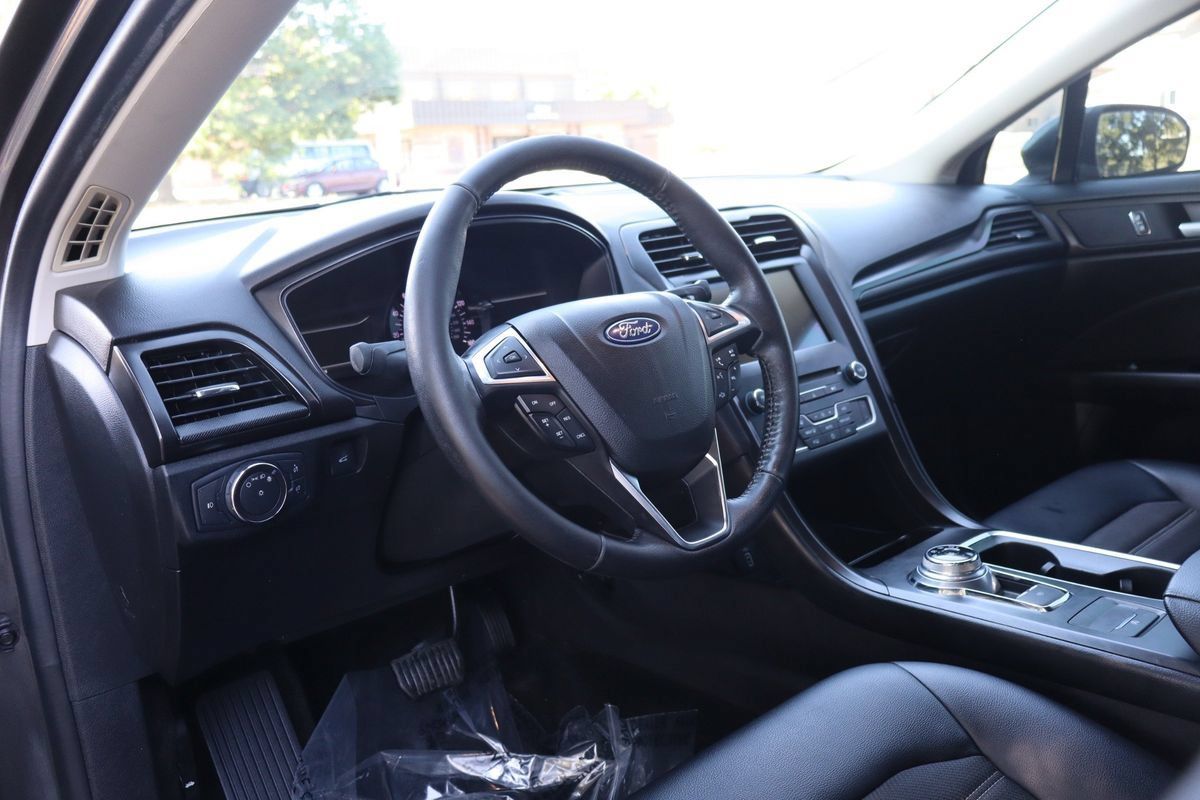 Used 2018 Ford Fusion SE w/ Equipment Group 201A FWD image 15