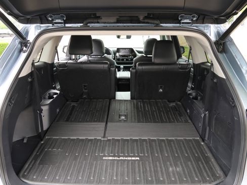 Used 2022 Toyota Highlander XLE FWD image 35